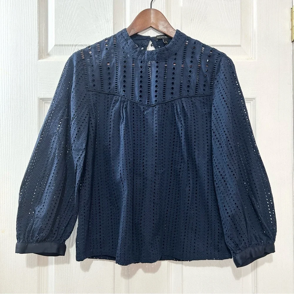 Banana Republic Women's Navy Eyelet Mock Neck Shirt Blouse. Size Small